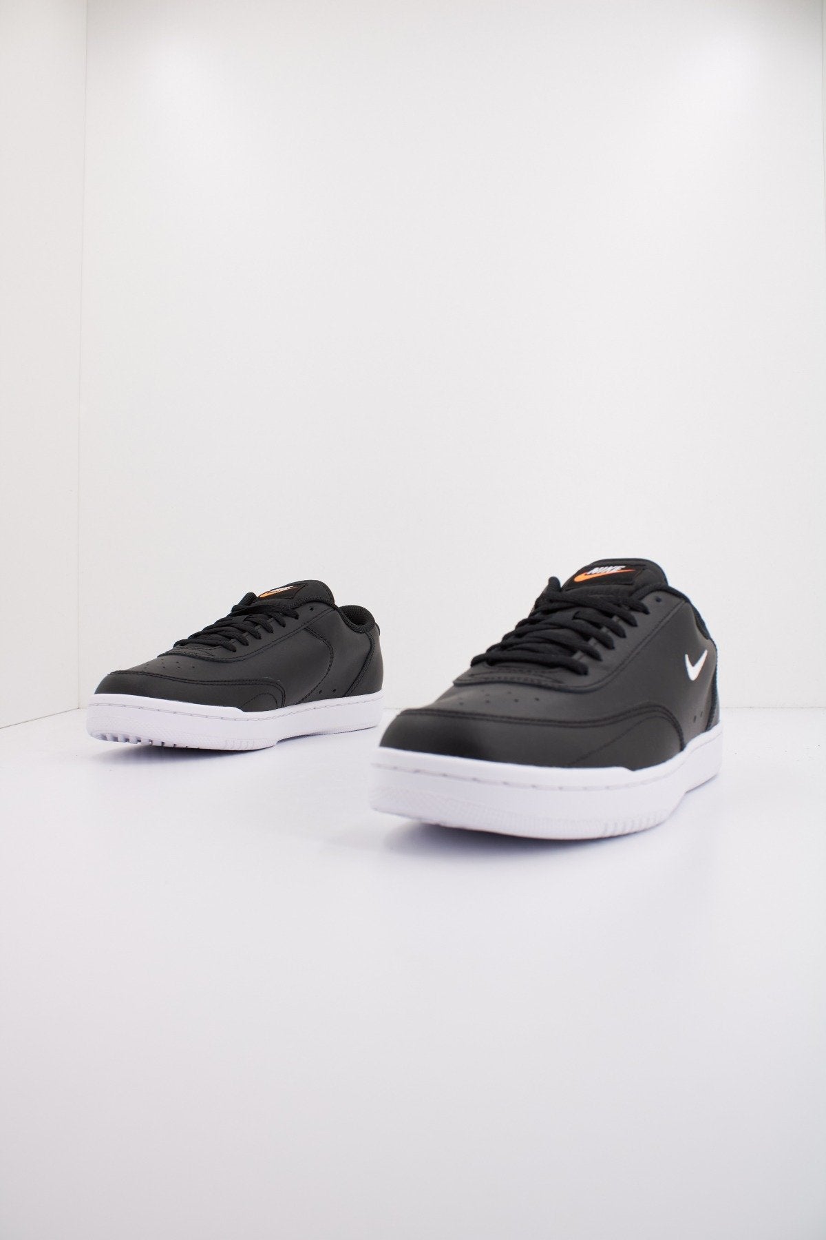 NIKE COURT VINTAGE en color NEGRO (2)