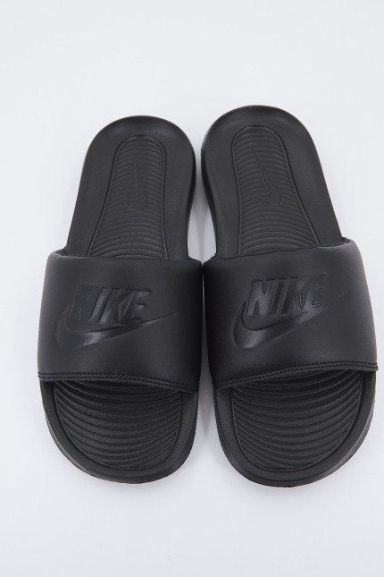 NIKE VICTORI ONE MEN'S SLIDE en color NEGRO (1)
