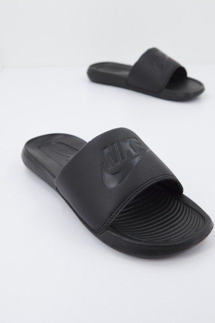 NIKE VICTORI ONE MEN'S SLIDE en color NEGRO (3)