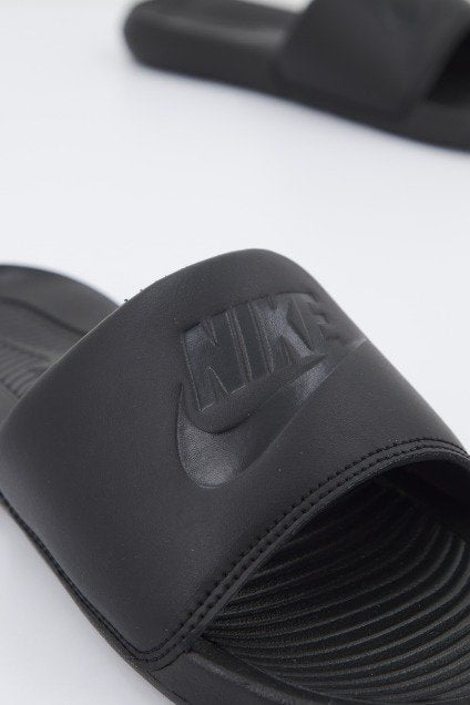 NIKE VICTORI ONE MEN'S SLIDE en color NEGRO (4)