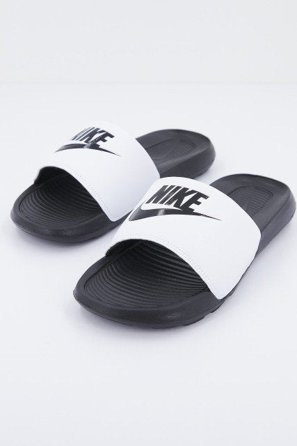 NIKE VICTORI ONE MEN'S en color BLANCO (2)
