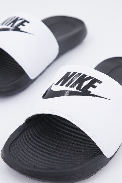 NIKE VICTORI ONE MEN'S en color BLANCO (4)