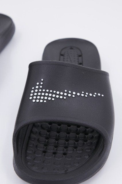 NIKE VICTORI ONE MEN'S SHOWE en color NEGRO (4)