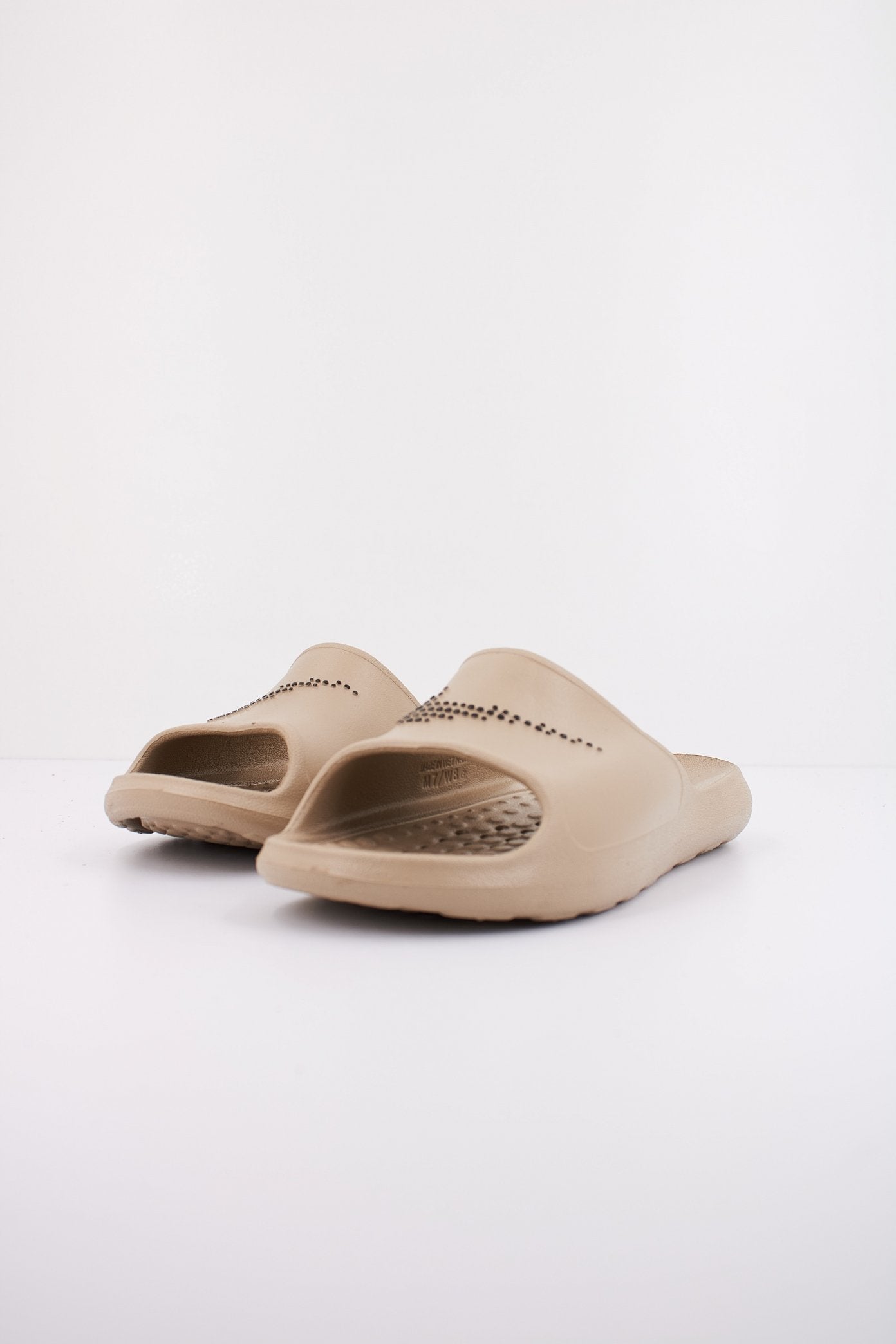 NIKE VICTORY ONE SHOWER en color MARRON CLARO (2)