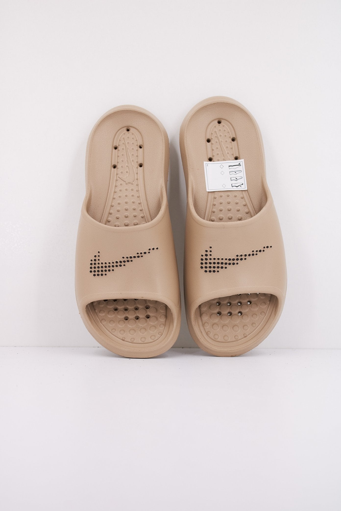 NIKE VICTORY ONE SHOWER en color MARRON CLARO (3)