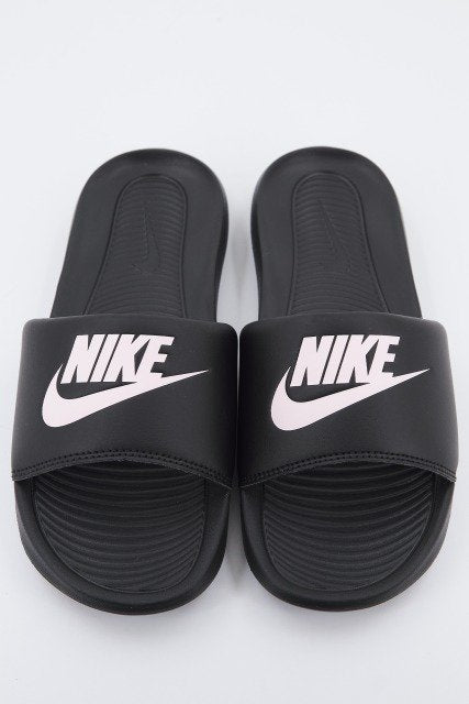 NIKE WMNS VICTORI ONE SLIDE en color NEGRO (1)