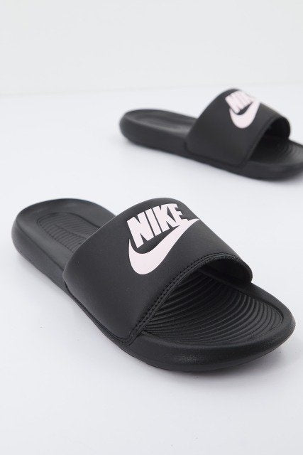 NIKE WMNS VICTORI ONE SLIDE en color NEGRO (2)