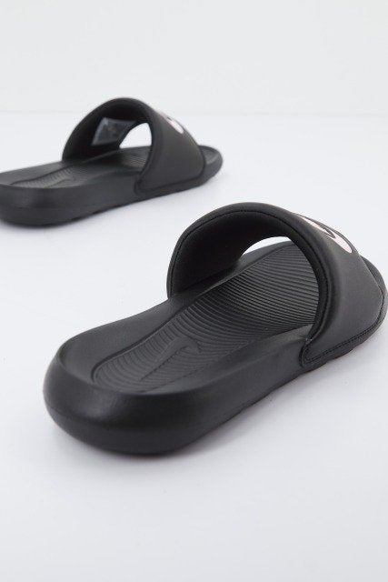 NIKE WMNS VICTORI ONE SLIDE en color NEGRO (3)