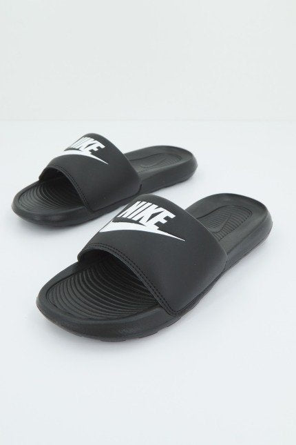 NIKE WMNS VICTORI ONE SLIDE en color NEGRO (2)