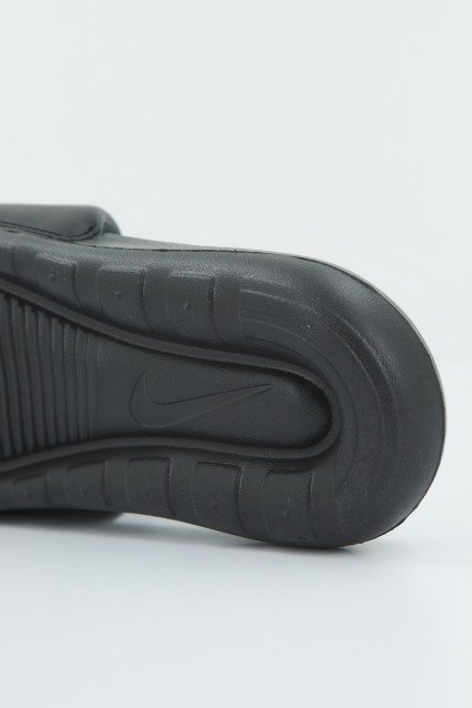 NIKE WMNS VICTORI ONE SLIDE en color NEGRO (4)