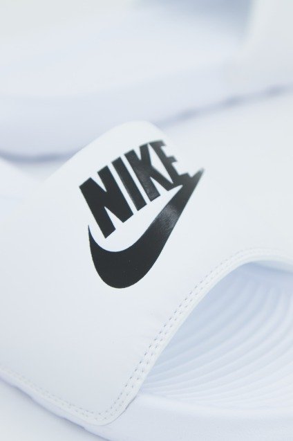 NIKE WMNS VICTORI ONE SLIDE en color BLANCO (4)