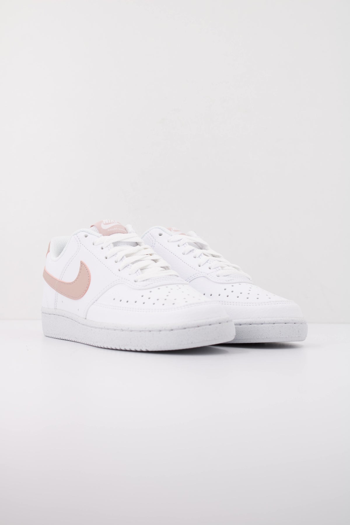 NIKE COURT VISION LOW BE WOM en color BEIS (2)