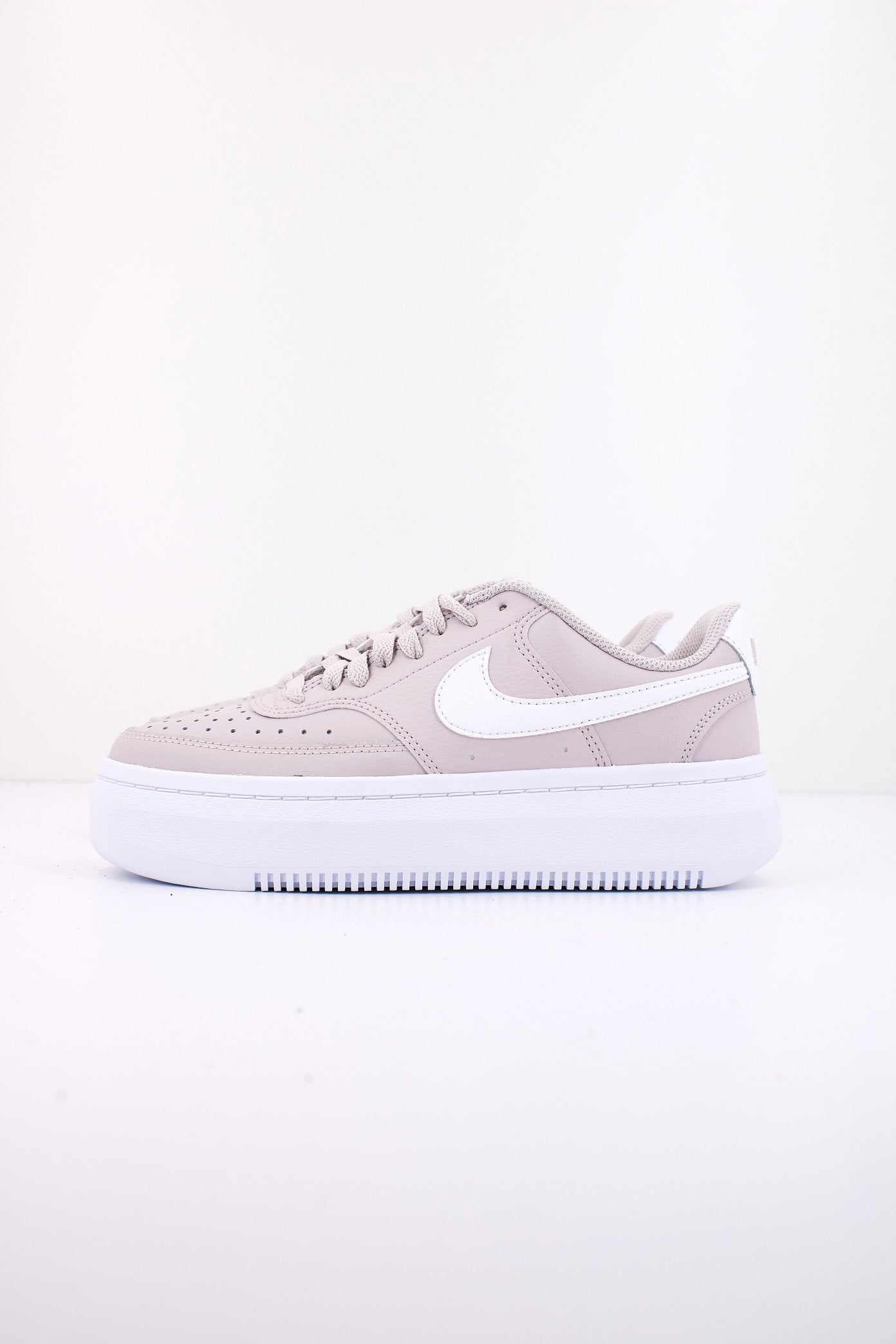 NIKE COURT VISION ALTA en color VIOLETA (1)