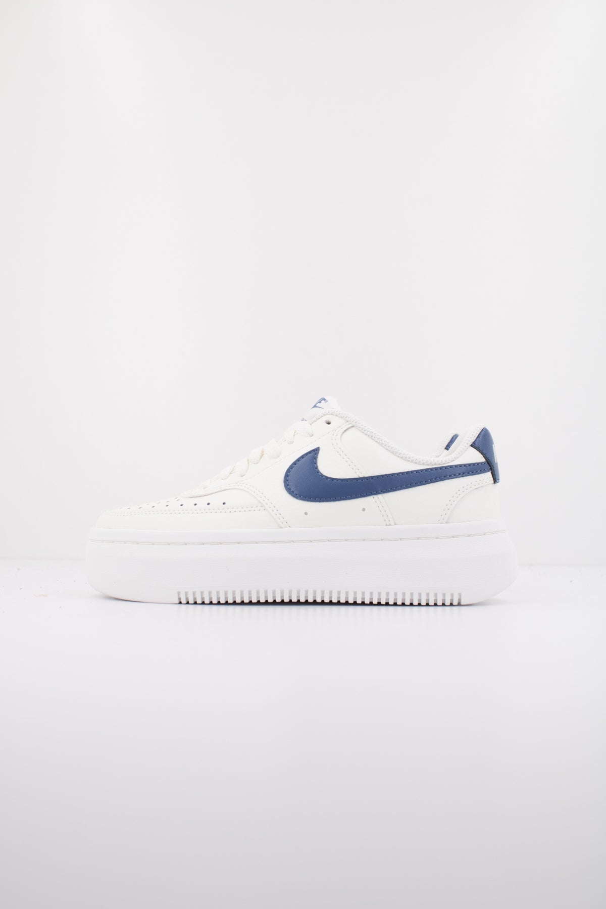 NIKE COURT VISION ALTA en color BLANCO (1)