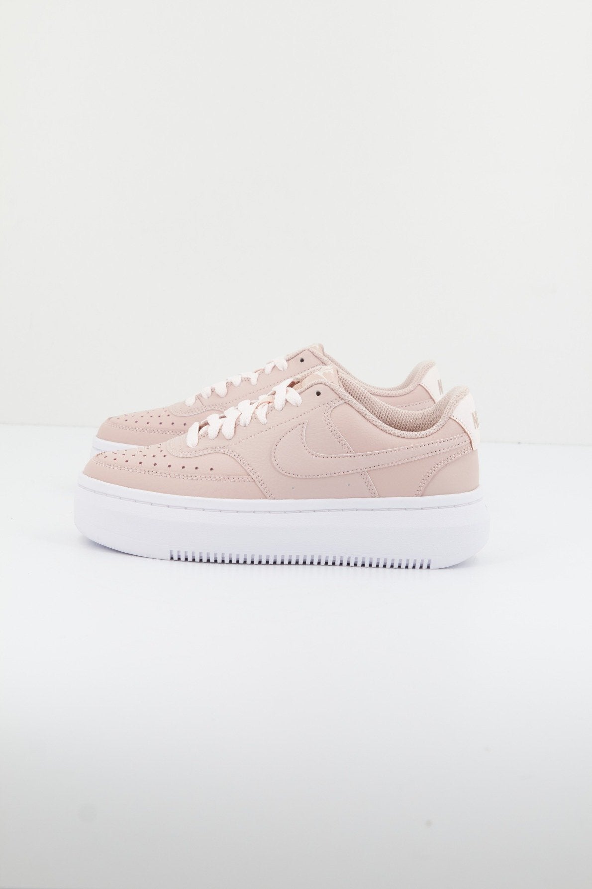 NIKE COURT VISION ALTA en color ROSA (1)