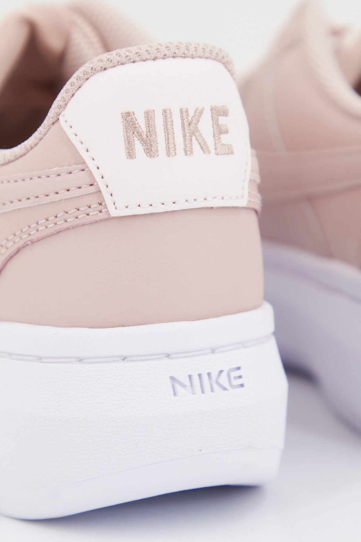 NIKE COURT VISION ALTA en color ROSA (3)