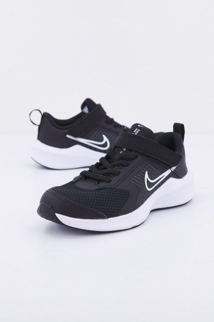 NIKE DOWNSHIFTER LITTLE en color NEGRO (1)