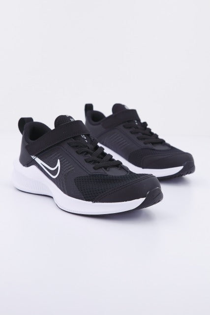 NIKE DOWNSHIFTER LITTLE en color NEGRO (2)
