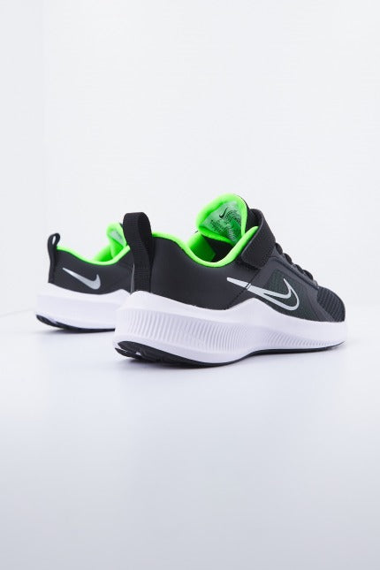 NIKE DOWNSHIFTER LITTLE en color NEGRO (3)
