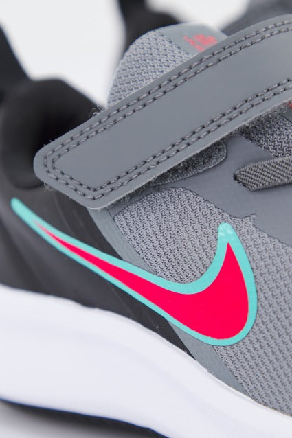NIKE RUNNER LITTLE KIDS S en color GRIS (4)