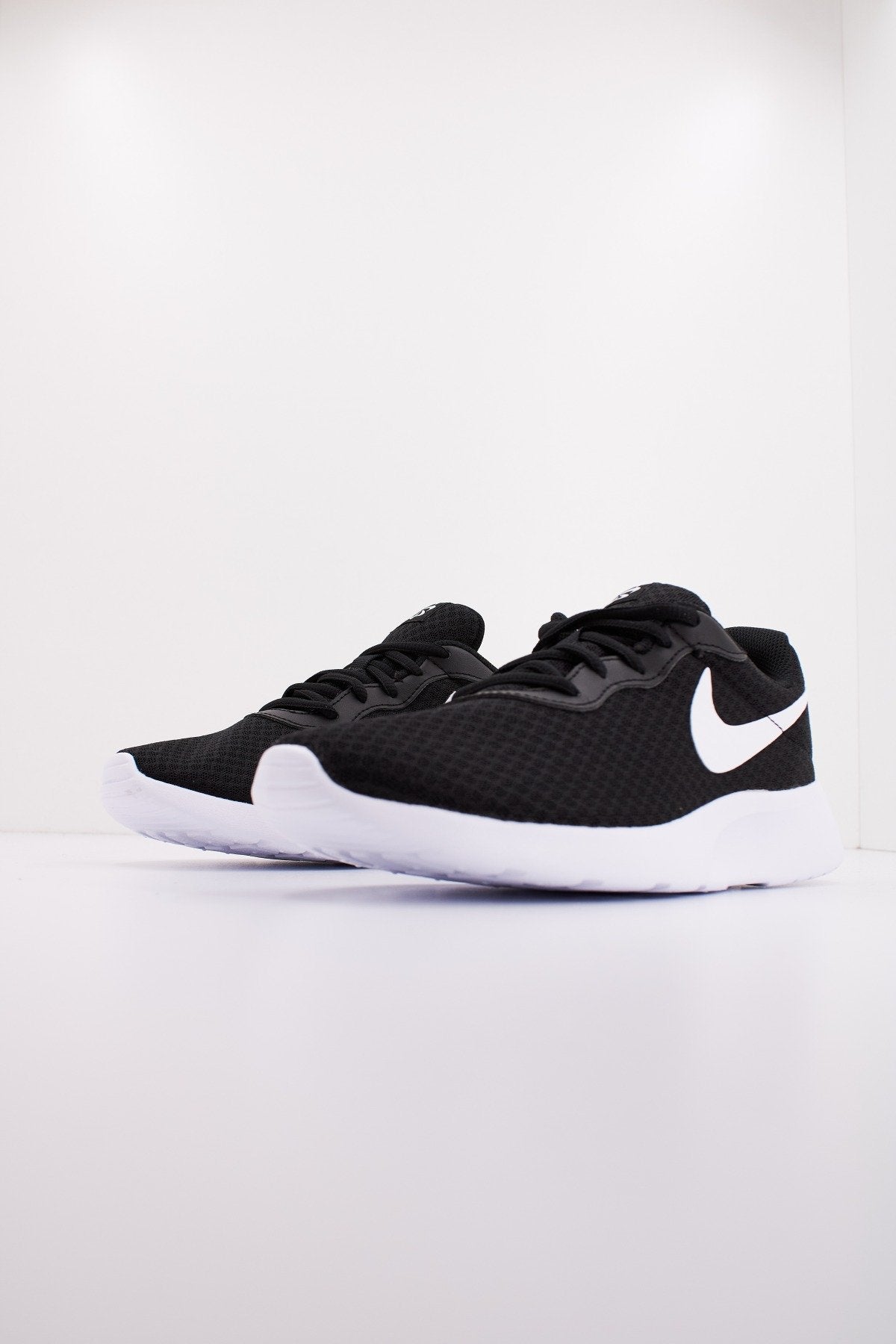 NIKE TANJUN en color NEGRO (2)