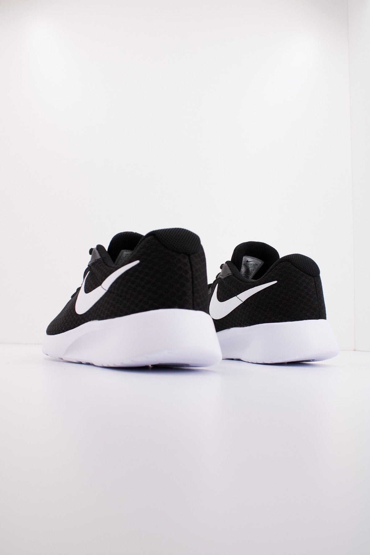 NIKE TANJUN en color NEGRO (3)