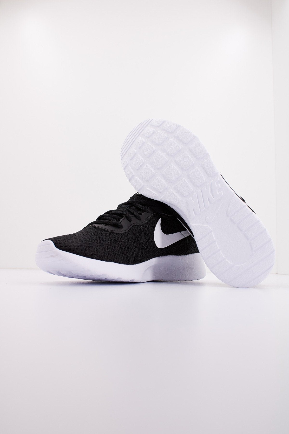 NIKE TANJUN en color NEGRO (4)