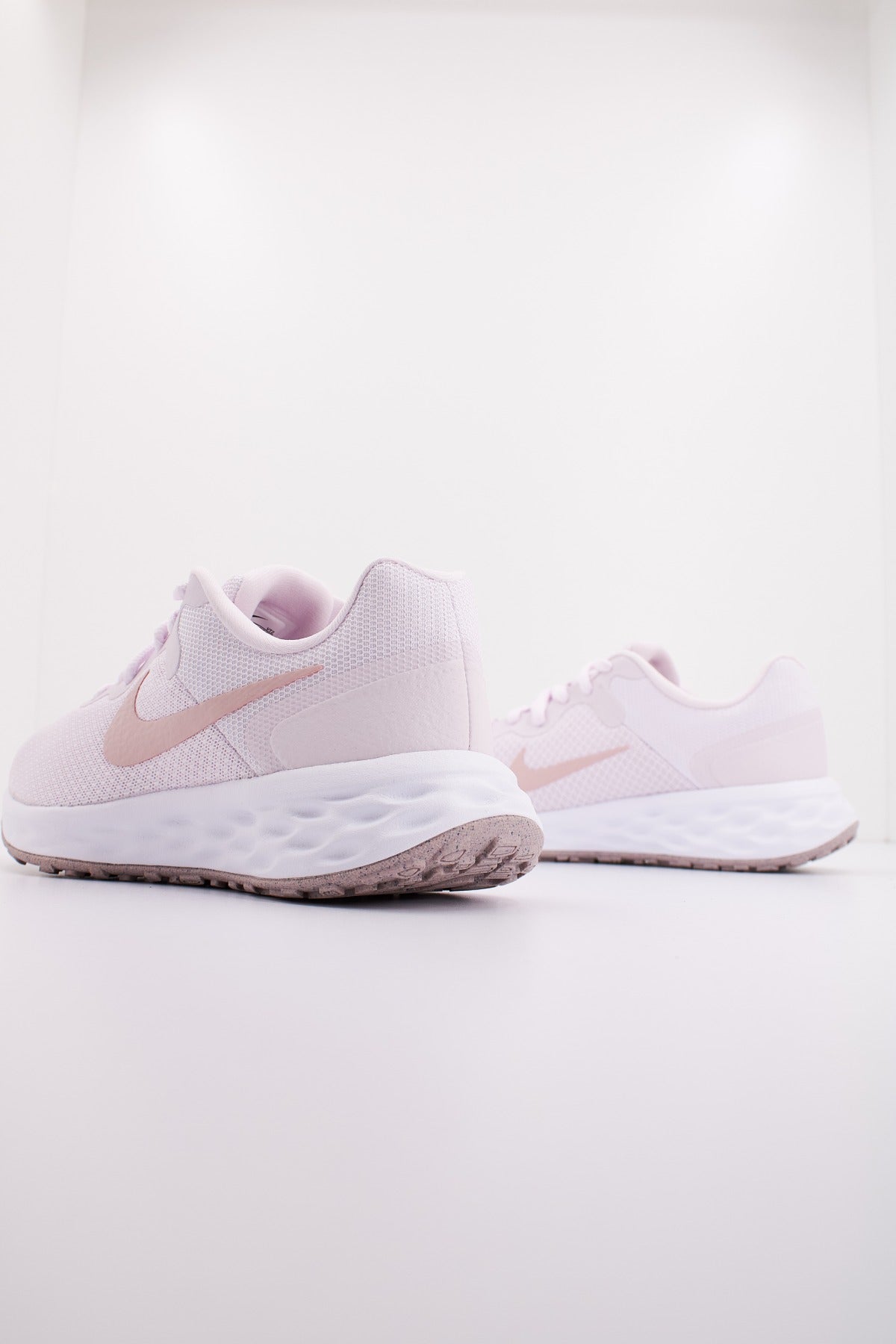 NIKE REVOLUTION WOMEN'S RU en color VIOLETA (3)