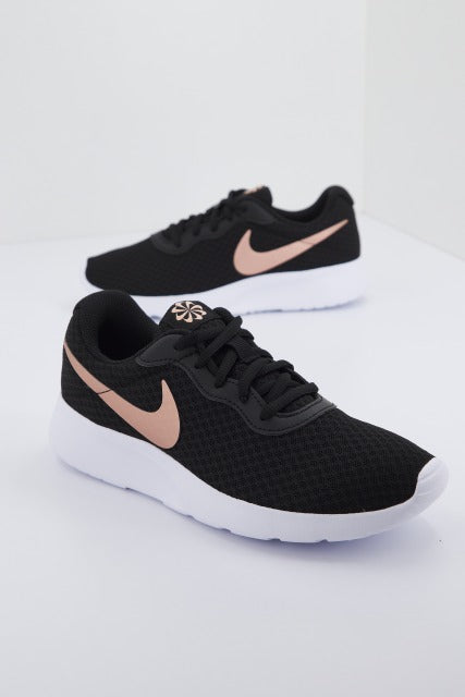 NIKE TANJUN WOMEN'S SHOE AA en color NEGRO (1)