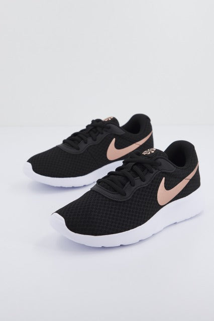 NIKE TANJUN WOMEN'S SHOE AA en color NEGRO (2)