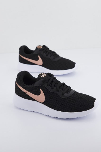 NIKE TANJUN WOMEN'S SHOE AA en color NEGRO (3)