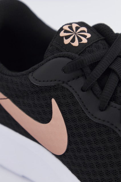 NIKE TANJUN WOMEN'S SHOE AA en color NEGRO (4)