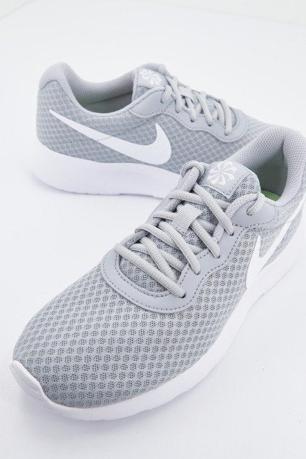 NIKE TANJUN en color GRIS (2)