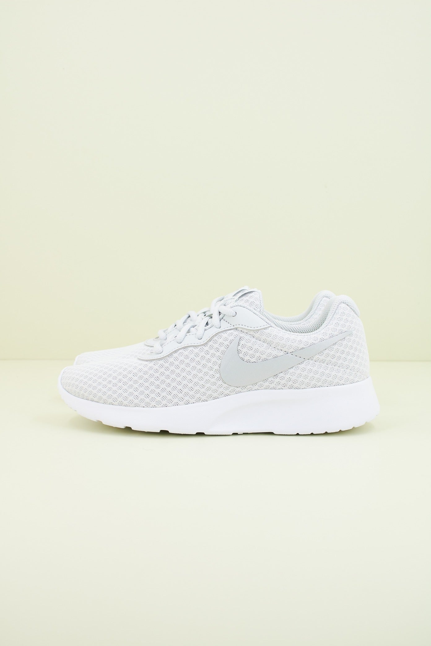 NIKE TANJUN en color GRIS (1)