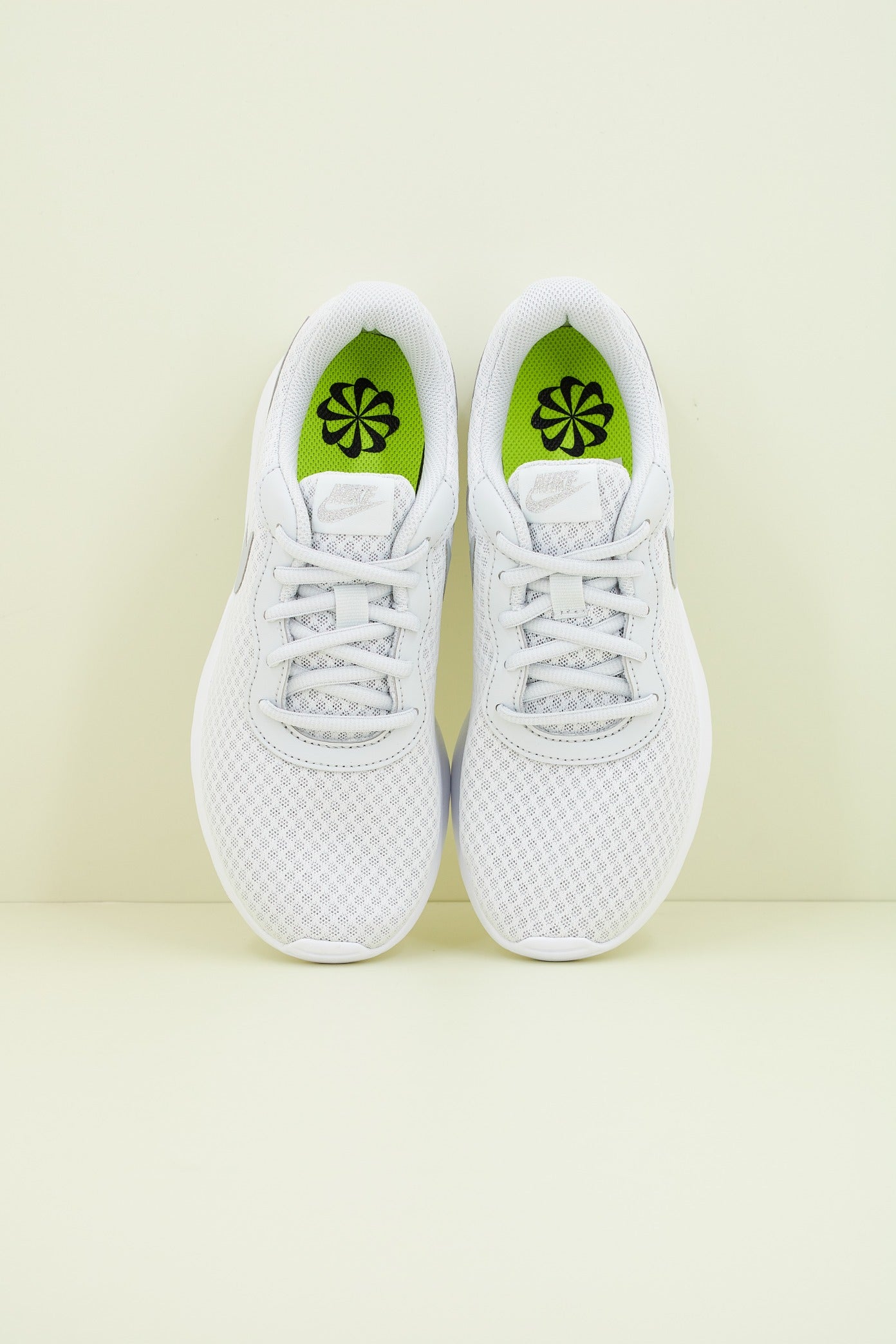 NIKE TANJUN en color GRIS (2)