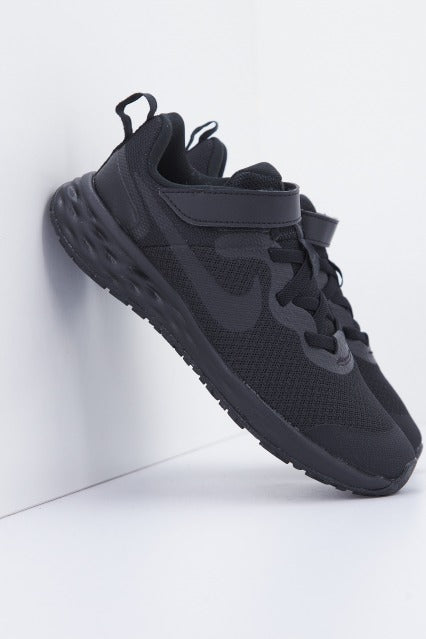 NIKE NIKE REVOLUTION LITTLE KID en color NEGRO (1)