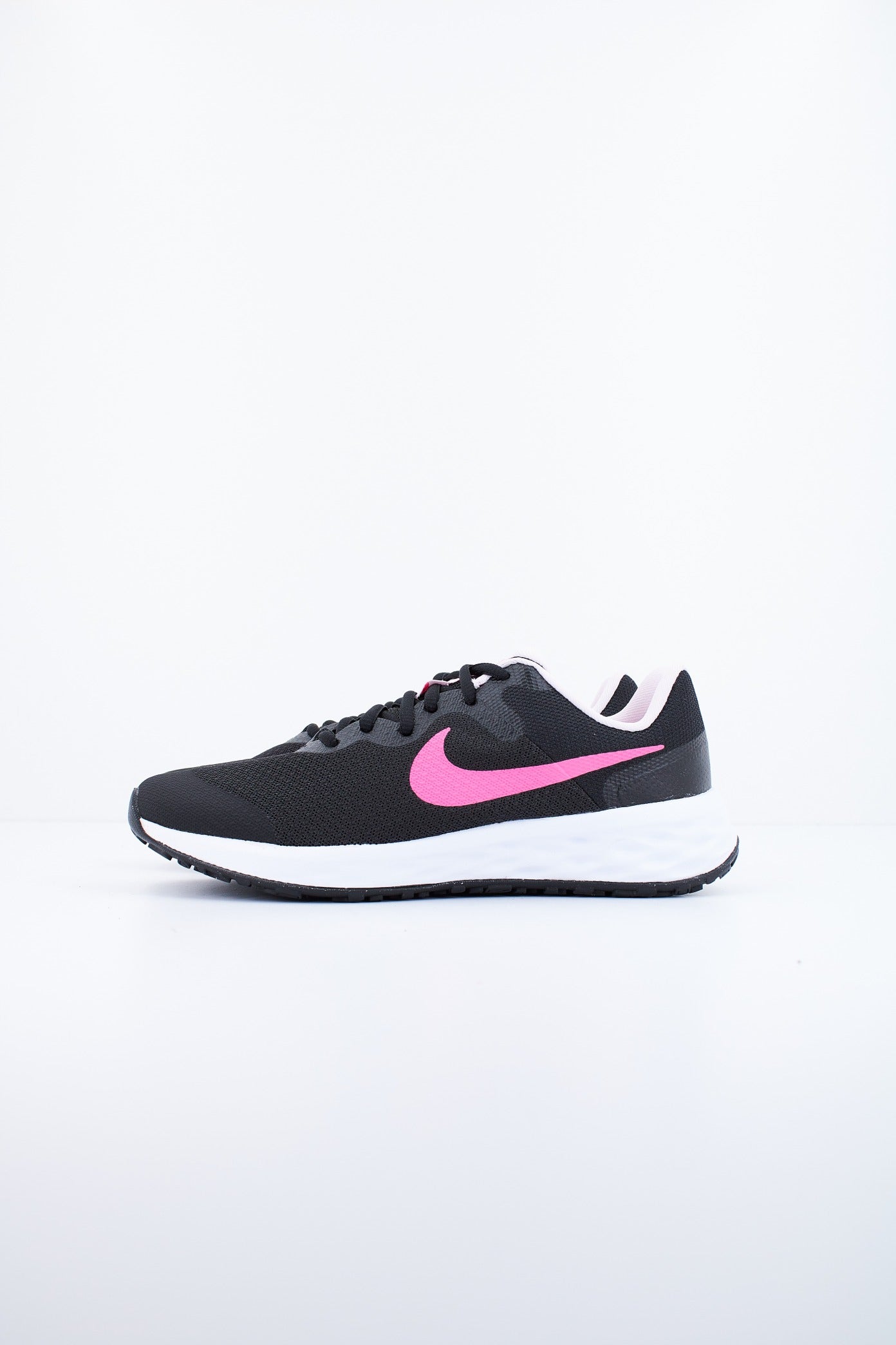 NIKE REVOLUTION BIG KIDS' en color NEGRO (1)