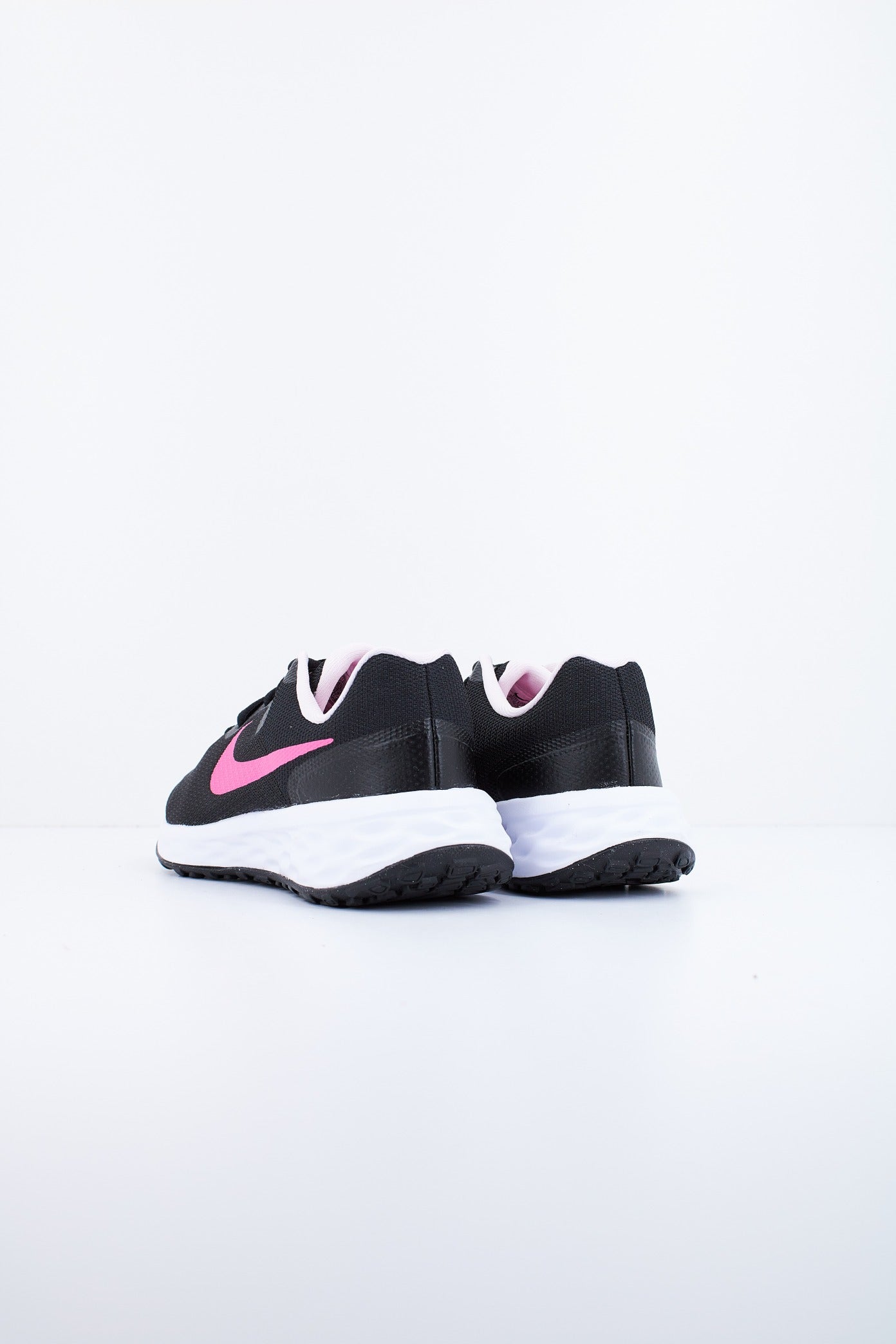 NIKE REVOLUTION BIG KIDS' en color NEGRO (3)