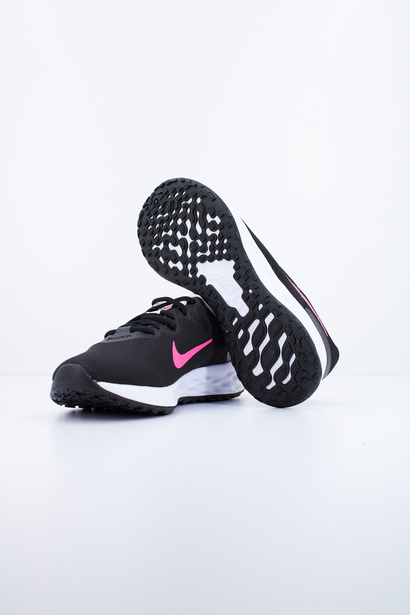 NIKE REVOLUTION BIG KIDS' en color NEGRO (4)