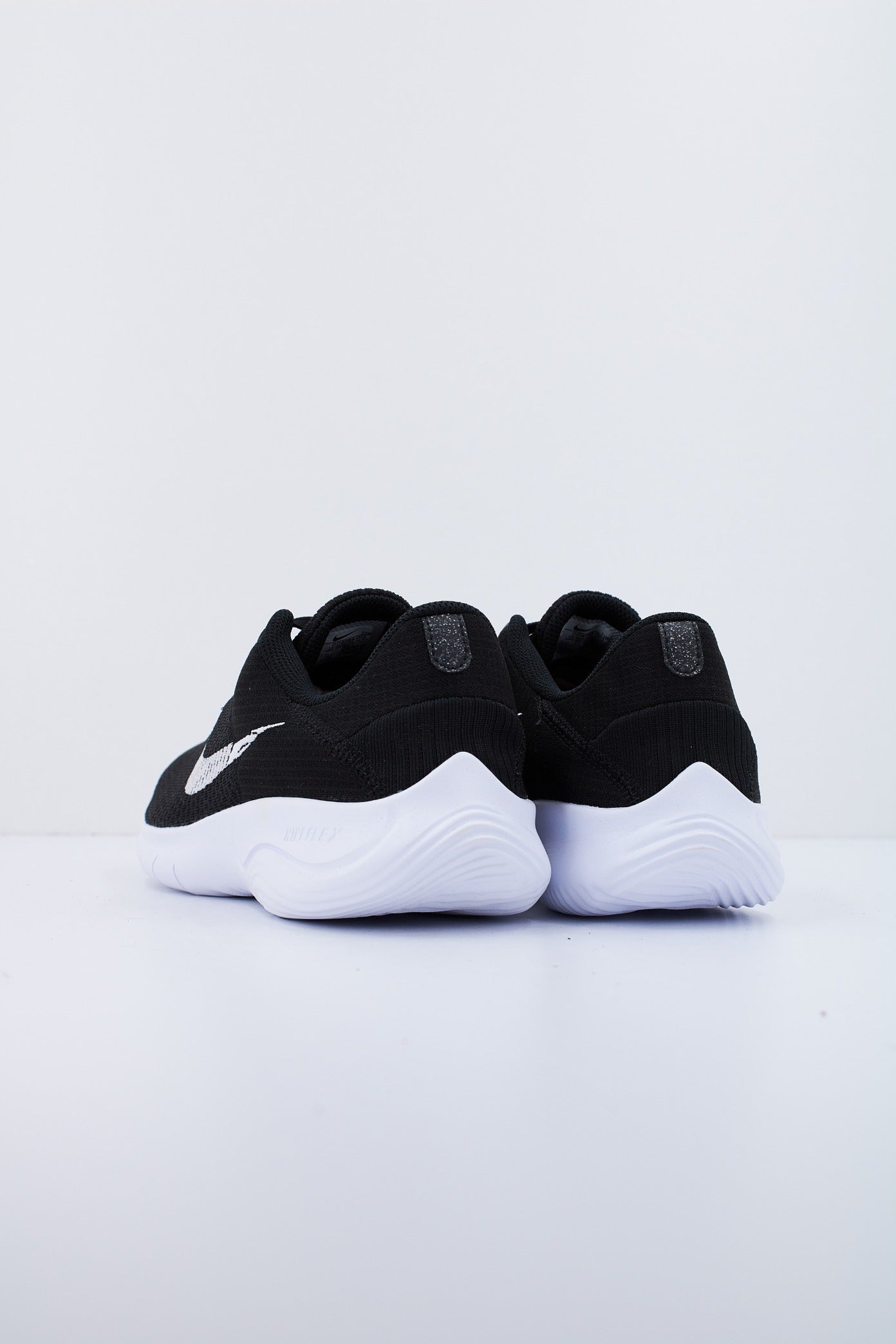 NIKE FLEX EXPERIENCE RUN en color NEGRO (3)