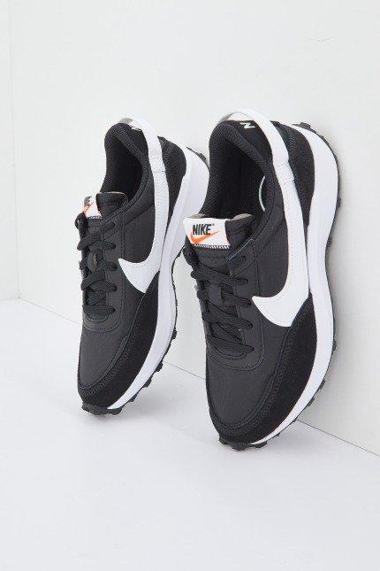 NIKE WAFFLE DEBUT WOMEN'S SH en color NEGRO (3)