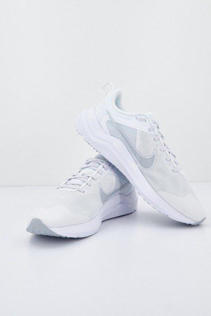 NIKE DOWNSHIFTER C/O en color BLANCO (1)