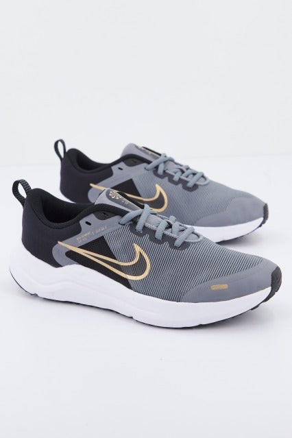 NIKE DOWNSHIFTER BIG KIDS en color GRIS (2)