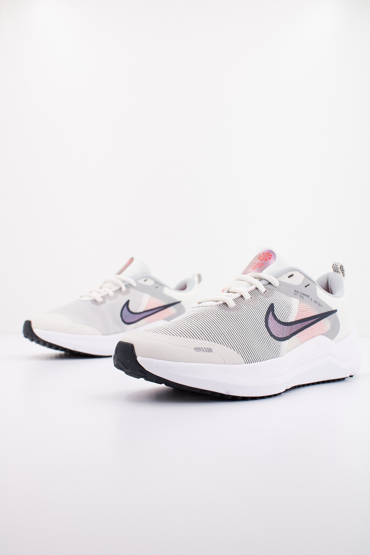 NIKE DOWNSHIFTER BIG KIDS en color BEIS (2)