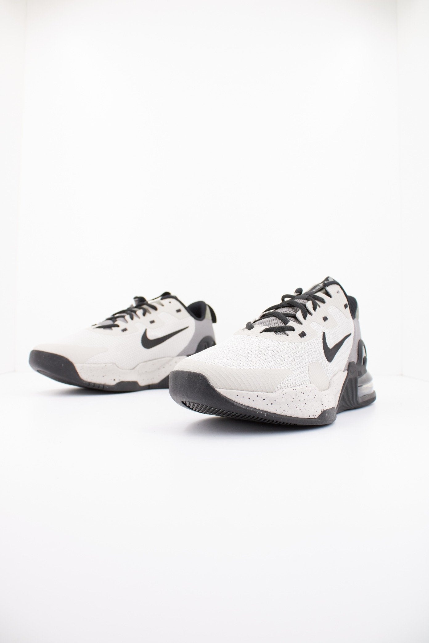 NIKE ALPHA TRAINER en color GRIS (2)