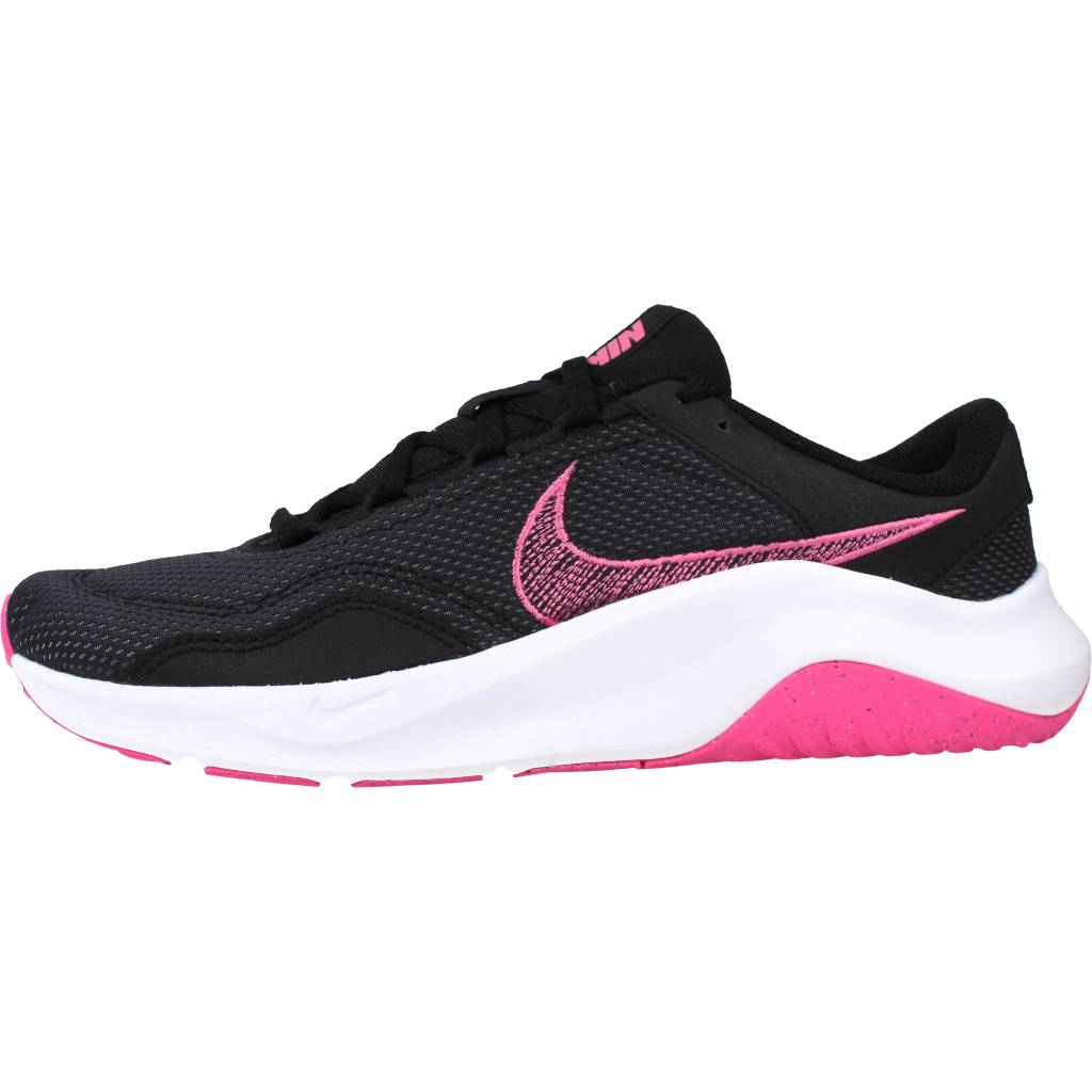 NIKE LEGEND ESSENTIAL en color NEGRO (2)