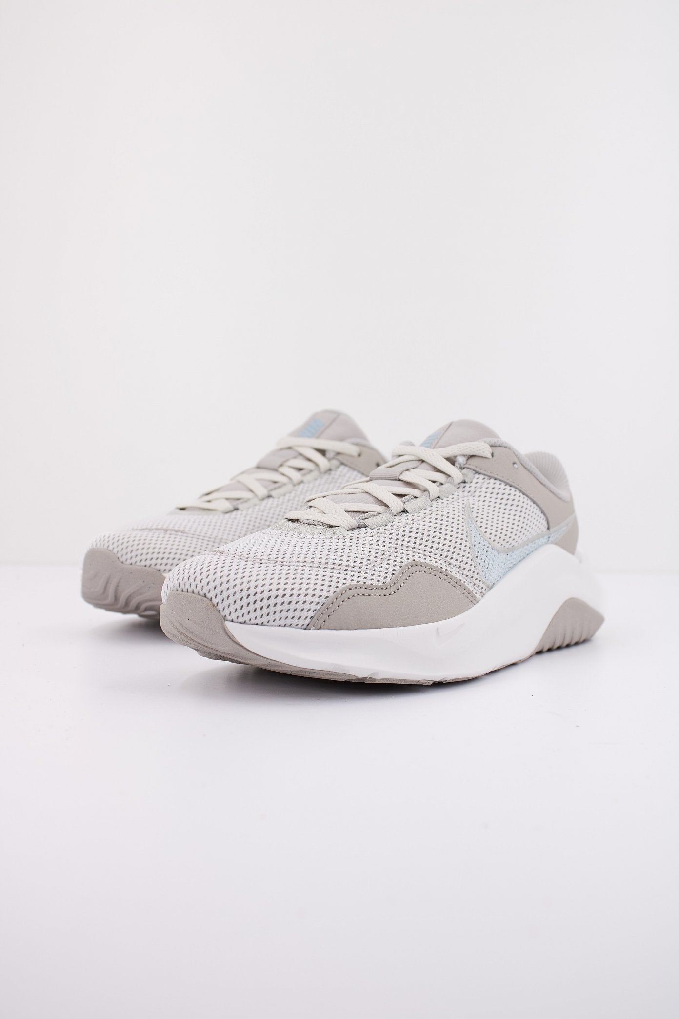NIKE LEGEND ESSENTIAL NEXT NATU en color GRIS (2)