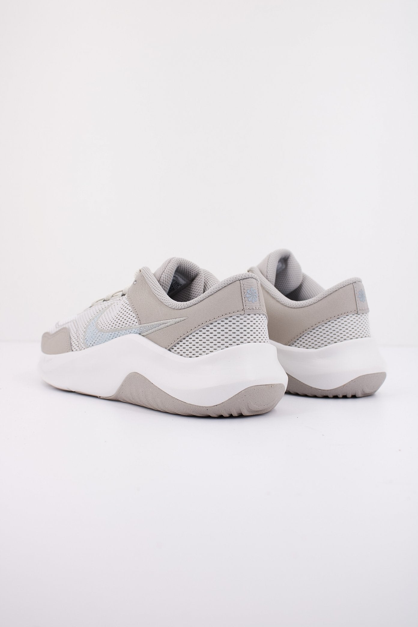 NIKE LEGEND ESSENTIAL NEXT NATU en color GRIS (3)