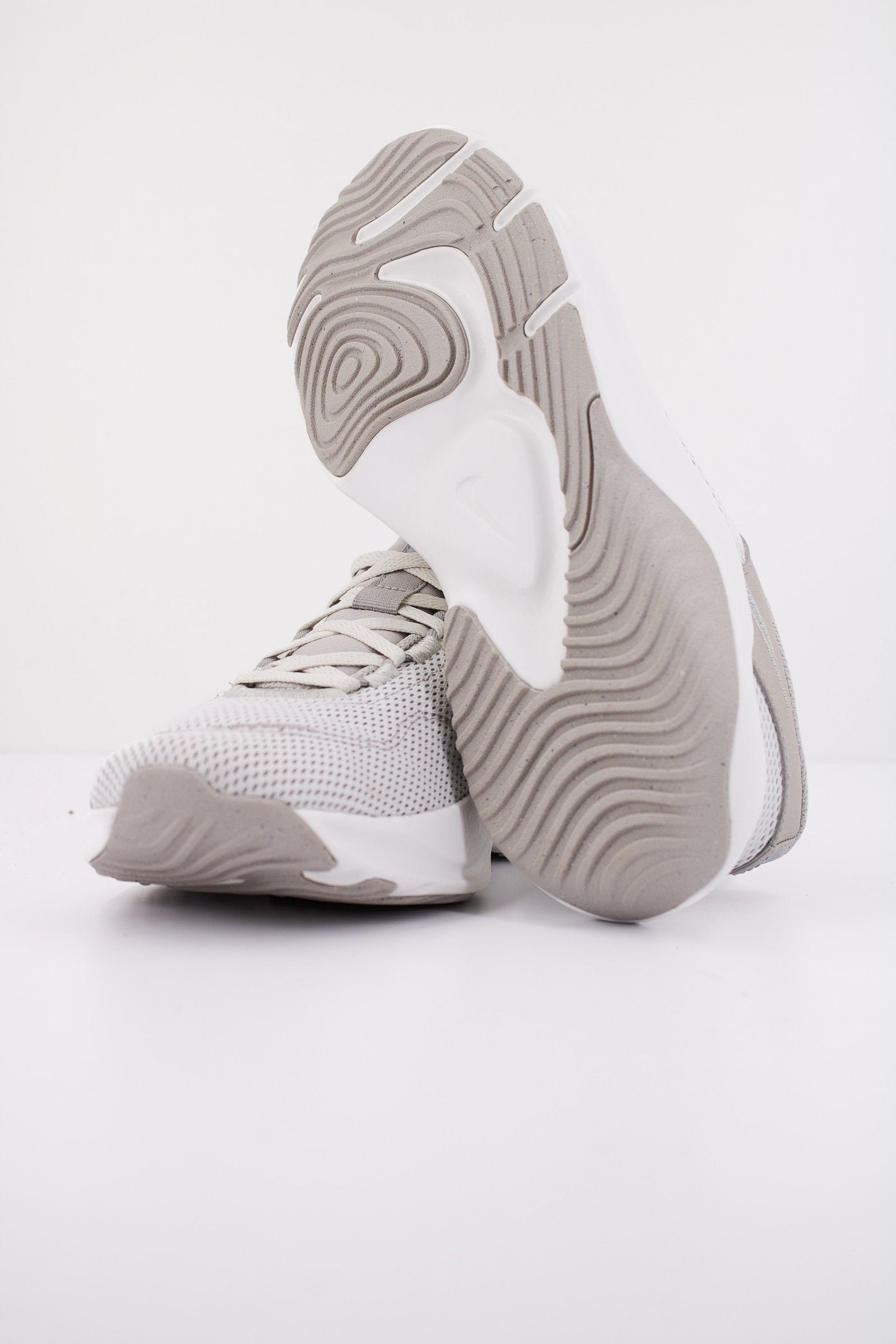 NIKE LEGEND ESSENTIAL NEXT NATU en color GRIS (4)