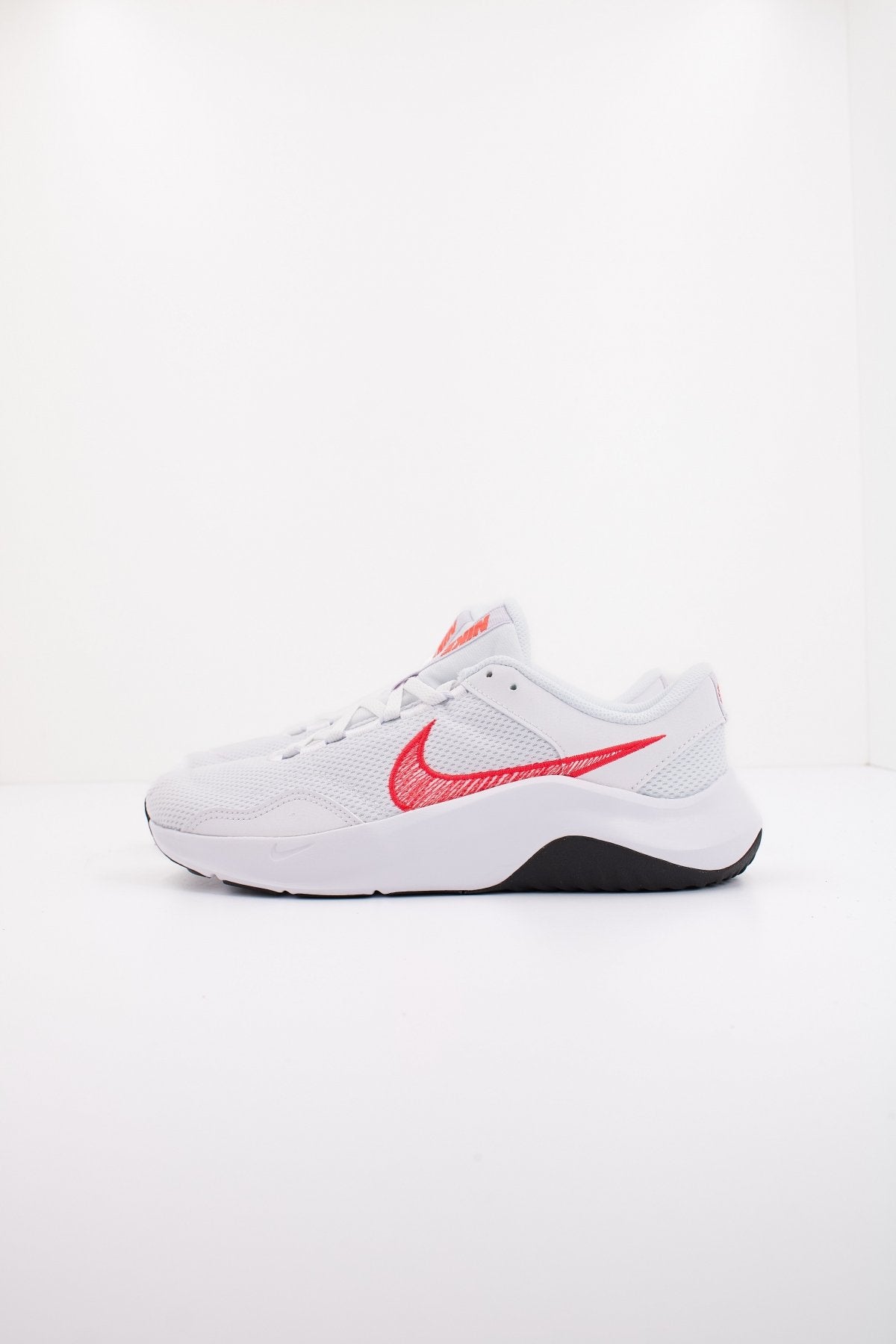 NIKE LEGEND ESSENTIAL en color BLANCO (1)